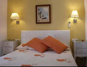 Apartamentos Abril ネルハ ホテル